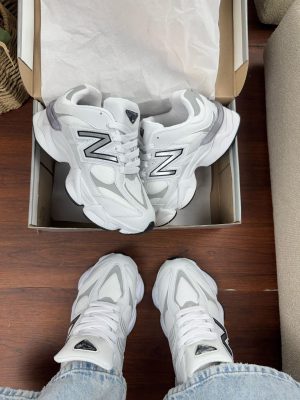 Tênis new balance branco detalhes preto.