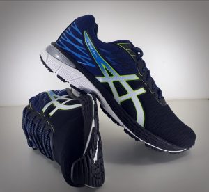 Tênis Mizuno preto/azul de corrida masculino.