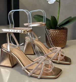 Sandália Salto Bloco Triangular Tiras Strass e Vinil Rose Gold