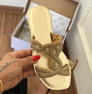 Sandália Rasteira Slide Dourada Tiras Trançadas Brilhantes