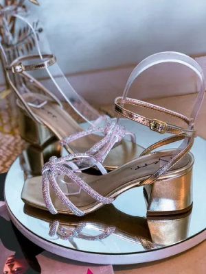Sandália Salto Bloco Triangular Tiras Strass e Vinil Rose Gold