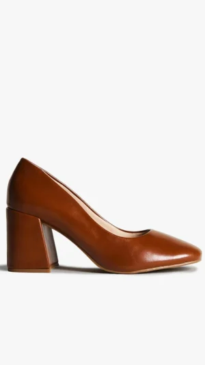 Scarpin Fechado Salto Bloco em Couro Marrom