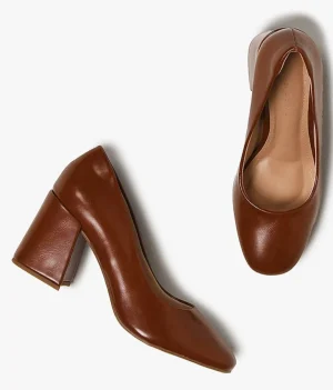 Scarpin Fechado Salto Bloco em Couro Marrom